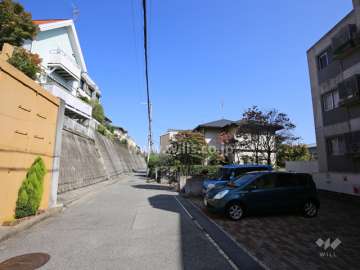 敷地北側の前面道路。周辺は一戸建てが立ち並ぶ閑静な住宅地です。