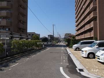 敷地南側の通り。周囲の建物とは間隔があります。