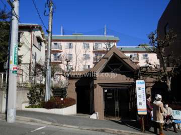 徒歩1分の場所にバス停があります。