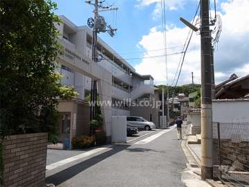 周辺は道幅が狭めですが、落ち着いた雰囲気の静かな住宅地です。