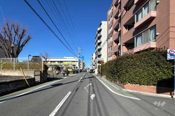 敷地西側の前面道路