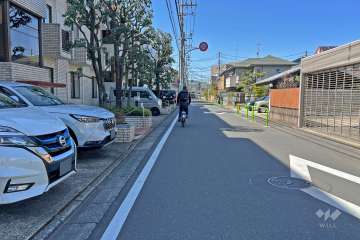 敷地の北側前面道路は旧早稲田通りです（東側から）。