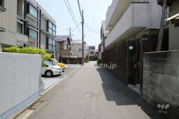 敷地西側の前面道路