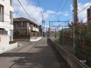 敷地の南側には道を挟んで阪急神戸線が走っています。