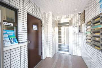 エントランスはオートロック付きです。