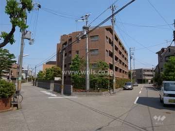 3角形の敷地形状で、全周が道路に面し開放感があります。