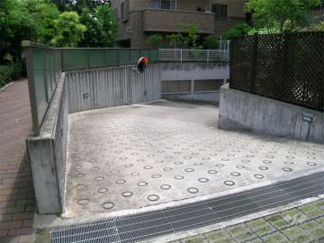 地下駐車場へのアプローチ。入り口にはリングシャッター付きです。