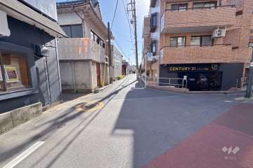敷地北東側の前面道路（北西側から）