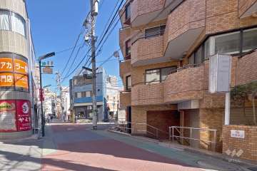 敷地北西側の前面道路（南西側から）
