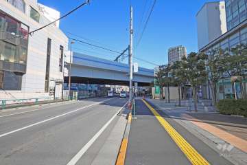 敷地北側の前面道路（西側から）