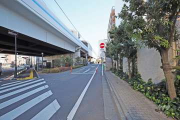 敷地北東側の前面道路（北西側から）