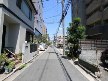 敷地北側の前面道路（西側から）