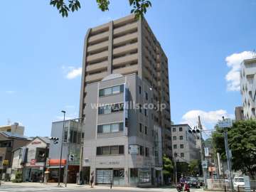 ステイツクレスト芦屋業平の遠景。周辺には、店舗や事務所などが混在する街です。