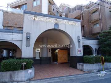 クラシカルな外灯が付いたホテルライクなエントランス