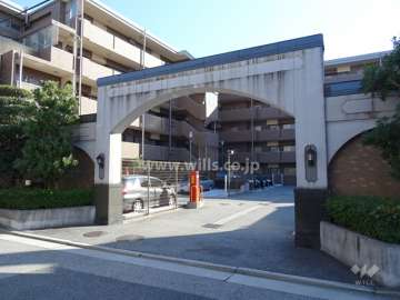 アーチが付いた敷地内駐車場の出入り口