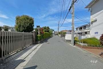 敷地の北側前面道路（東側から）