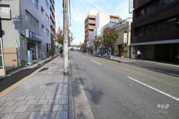 敷地東側の前面道路（駐車場出入り口があります。）