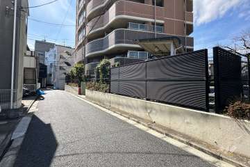 敷地の東側前面道路（北側から）