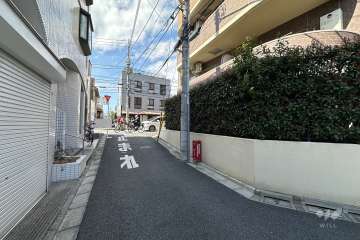 敷地の南側前面道路（東側から）
