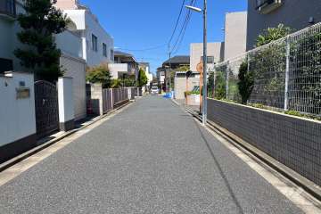 敷地の西側前面道路（南側から）