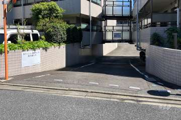 駐車場の出入り口