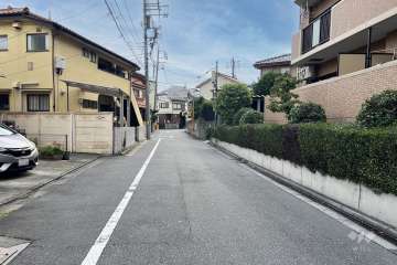 敷地の南東側前面道路（北東側から）