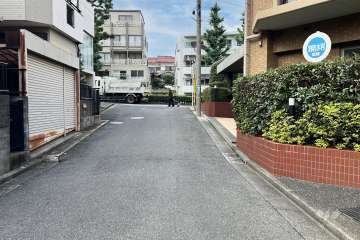 敷地の西側前面道路（南側から）