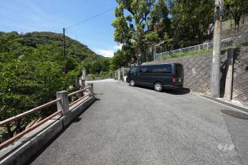 敷地南西側の前面道路（南側から）
