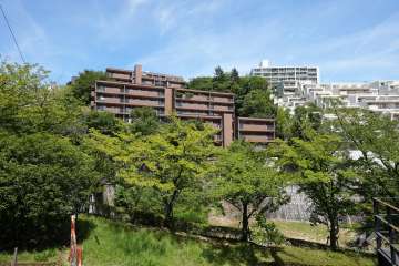 デ・リードヴィンテージ芦屋川山手の遠景。周辺は川や緑が広がった自然豊かな環境です。