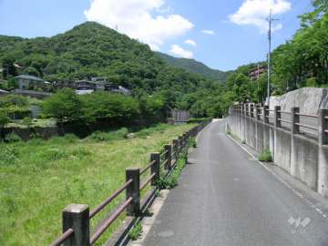 敷地の西側には芦屋川が流れ、対岸には鷹尾山（城山）があります。
