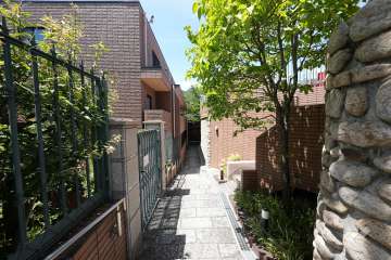 エントランスアプローチ(北東側)