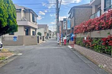 敷地の南東側前面道路（北東側から）