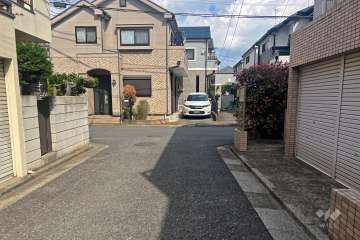 敷地の北側前面道路（西側から）