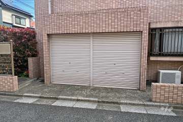駐車場の出入り口（シャッター付き）