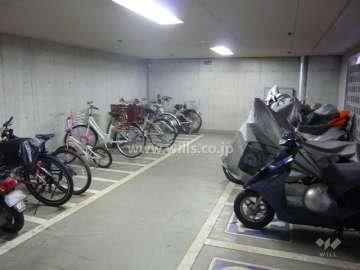 屋内にある駐輪場とバイク置き場
