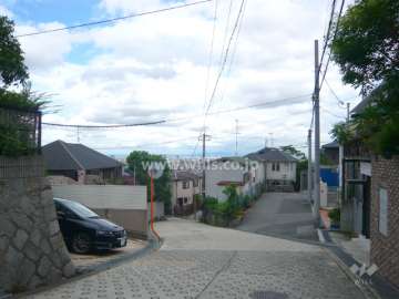 周辺は一戸建てが中心に立ち並ぶ閑静な高台の住宅地です。