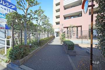 エントランスアプローチ（南側）