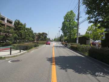 敷地南側の前面道路