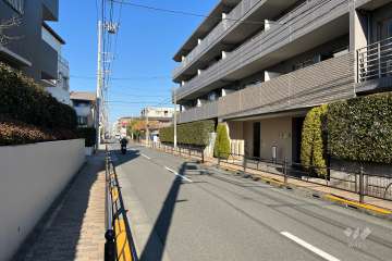 敷地西側の前面道路