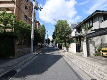 敷地東側の前面道路。周辺は、戸建てとマンションが混在する住宅街です。