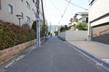 敷地北東側の前面道路（南東側から）