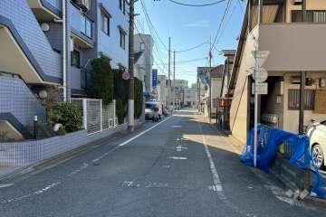 敷地の西側前面道路（北側から）