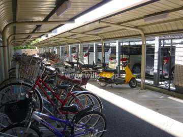 バイク置場と駐輪場