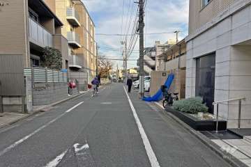 敷地の北東側前面道路（北西側から）
