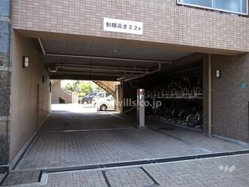 駐車場出入り口（ロボットゲート付き）