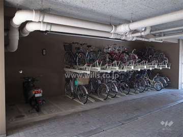 バイク置き場と駐輪場