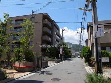 周辺はマンションと一戸建てが混在する閑静な住宅地です。