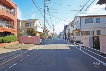 敷地南側の前面道路（西側から）