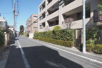 敷地西側の前面道路（南側から）