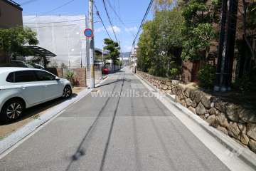敷地西側の前面道路(南側から)